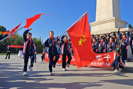 樂山：軍民齊心共攜手 再創雙擁新輝煌樂山市雙擁工作堅持守正創新，構建雙擁工作新格局，推出擁軍新舉措，開創軍民團結新局面，被命名為“全國雙擁模范城”，實現“六連冠”。